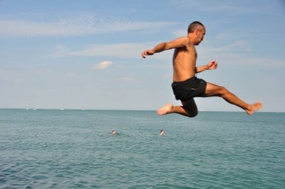 Um pulo para o Lake Michigan, em Chicago, estado de Illinois, nos Estados Unidos